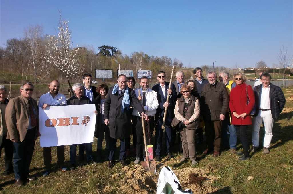 Foto ricordo della piantagione dei nuovi alberi nel Parco della salute dell Ospedale Cardinal Massaia di Asti. Nella foto da (sx): Giuseppe Ugonia (Sindaco di Calosso), Matteo Risso, Angelo Porta(Presidente del Circolo Legambiente Valtriversa), Giovanni Messori Ioli (Commissario dell ASL di Asti), Maurizio Rasero (Sindaco di Asti), Marco Devecchi (Presidente dell Osservatorio del paesaggio per il Monferrato e l Astigiano), Cristina Chialvi (ASL di Asti), Mario Sacco (Presidente della Fondazione Cassa di Risparmio di Asti), Cristina Torretta (ASL di Asti), Renato Parisio (Preside dell Istituto agrario G. Penna di Asti), Tiziana Stobbione (ASL di Asti), Michelino Musso (Referente per il Progetto Culturale della Diocesi di Asti), Giancarlo Dapavo (Presidente del Circolo Legambiente Gaia di Asti), Marica Chiola (Ordine degli Architetti di Asti) e Alberto Testa (Associazione Albero Gemello) [FOTO di Elena Cerrato].