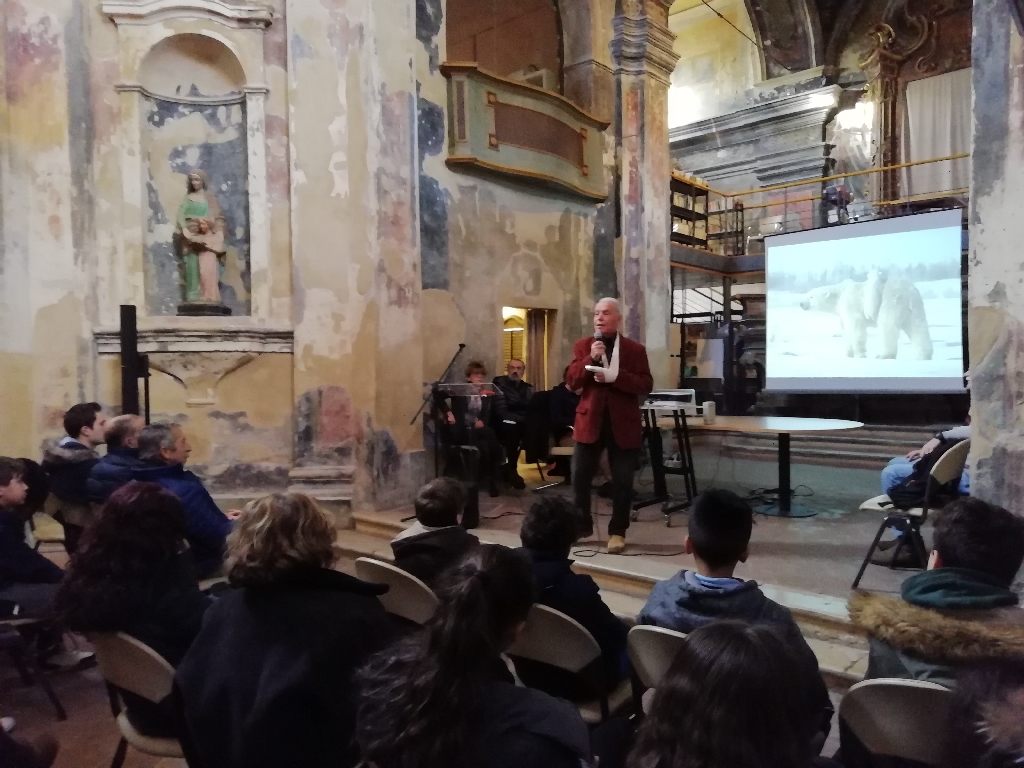 Riflessione del Dott. Felice Celestino sull importanza del coinvolgimento dei ragazzi nella piantagione di alberi per salvaguardare l ambiente e migliorare la qualità dei luoghi di vita quotidiana [Foto di Angelo Porta].