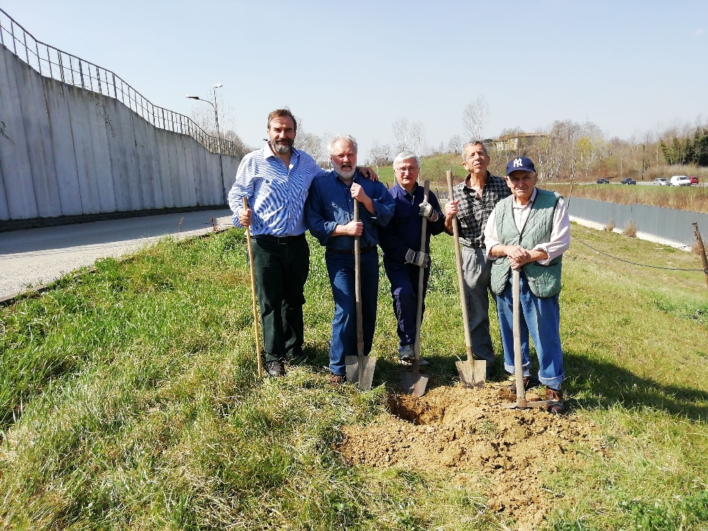 Foto ricordo al termine delle operazioni di scavo delle buche per la messa a dimora degli alberi del nuovo Parco della salute dell Ospedale di Asti da parte di Ferdinando Devecchi, Gianni Damasio, Angelo Porta, Giancarlo Dapavo e Marco Devecchi.