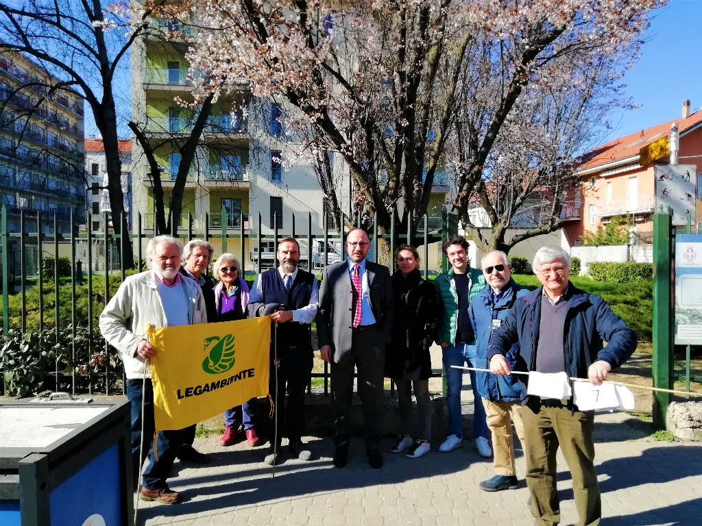 Foto ricordo in occasione del sopralluogo al Viale alberato di Ciliegi da fiore di Corso Matteotti ad Asti, effettuata con il Sindaco Maurizio Rasero della Città di Asti, l Assessore alle infrastrutture Stefania Morra e rappresentanti delle associazioni ambientaliste astigiane.