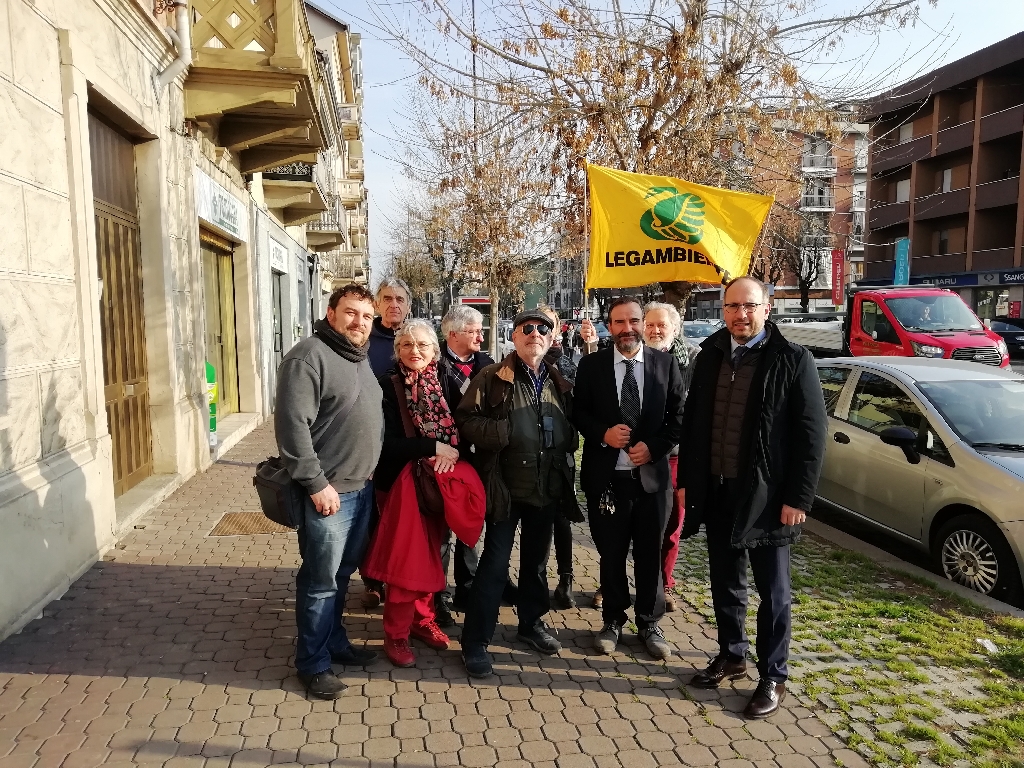 Foto ricordo in occasione del rilievo sulla componente arborea compromessa (alberi morti, abbattuti o deperienti) in Corso Torino ad Asti. Nella foto da (sx): Riccardo Palma, Mirella Zitti, Angelo Porta, Vittorio Fiore, Marco Devecchi, Giancarlo Dapavo e Maurizio Rasero (Sindaco di Asti).