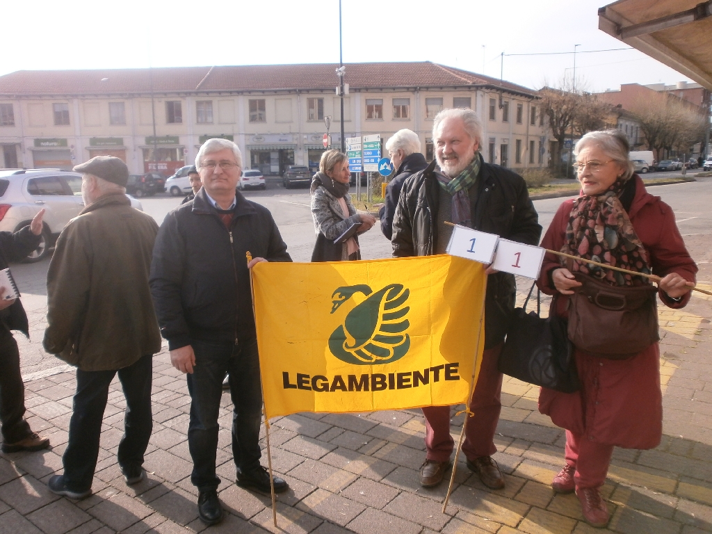 Avvio delle attività di schedatura e numerazione degli alberi morti, abbattuti o deperienti lungo i viali astigiani. Nella foto Angelo Porta (Circolo Legambiente Valtriversa), Giancarlo Dapavo (Circolo Legambiente Gaia di Asti) e Mirella Zitti.