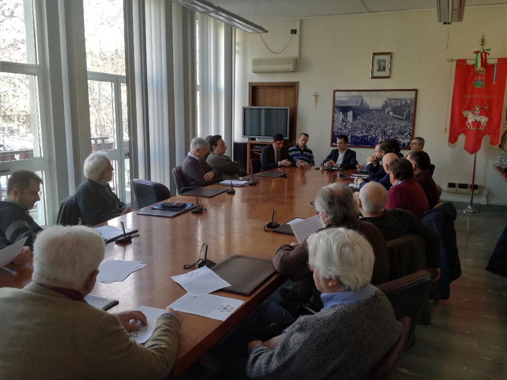 Veduta dei partecipanti alla riunione del Tavolo tecnico per la mobilità sostenibile con il Presidente Marco Gabusi della Provincia di Asti [Foto di Riccardo Palma].