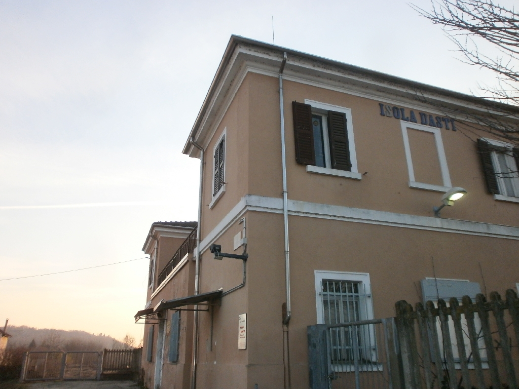 Veduta della Stazione ferroviaria di Isola d Asti, ove si è tenuto l incontro del Tavolo tecnico per la mobilità sostenibile con l illustrazione da parte del Sindaco Fabrizio di Isola d Asti dell Ordinanza di divieto di transito degli autobus sostitutivi dei treni nel centro abitato di Isola d Asti.