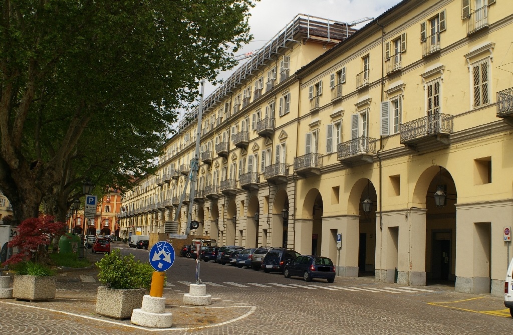 Veduta dei portici di Piazza Vittorio Alfieri ad Asti, ove si situa l Albergo Reale, sede della riunione del Tavolo tecnico per la mobilità sostenibile.