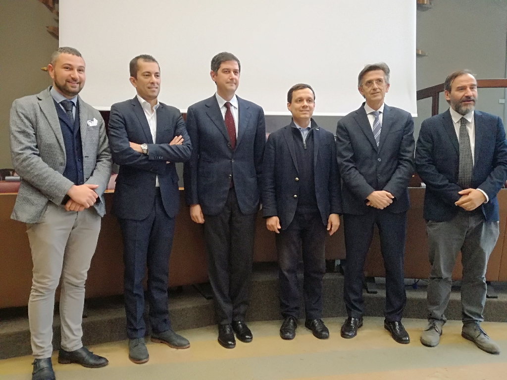 Foto con i partecipanti al momento di confronto elettorale sui temi della mobilità sostenibile. Da (sx) Fabrizio Pace (Sindaco di Isola d Asti), Marco Gabusi (Presidente della Provincia di Asti), Giovanni Currado (Presidente del Tavolo tecnico per la mobilità sostenibile), Marco Allegretti, (Ingegnere), Valter Boero (Professore universitario) e Marco Devecchi (Tavolo tecnico per la mobilità sostenibile e Osservatorio del paesaggio) [Foto di Riccardo Palma].