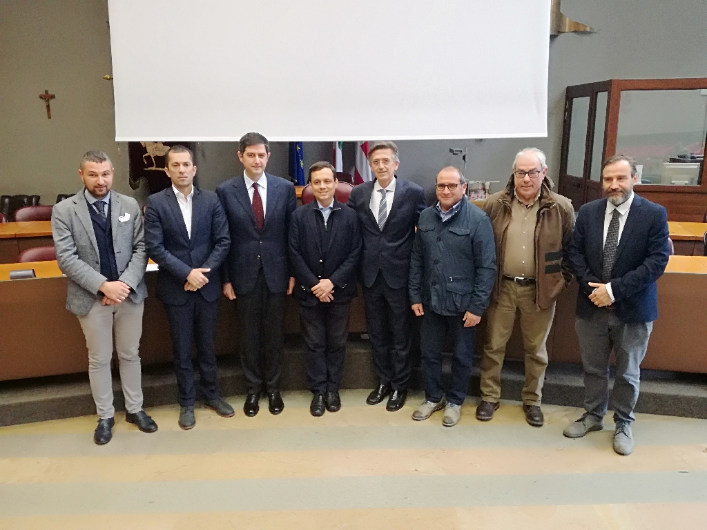 Foto con i partecipanti al momento di confronto elettorale sui temi della mobilità sostenibile. Da (sx) Fabrizio Pace (Sindaco di Isola d Asti), Marco Gabusi (Presidente della Provincia di Asti), Giovanni Currado (Presidente del Tavolo tecnico per la mobilità sostenibile), Marco Allegretti, (Ingegnere), Valter Boero (Professore universitario), Carlo Mancuso (Sindaco di Castagnole delle Lanze e Marco Devecchi (Tavolo tecnico per la mobilità sostenibile e Osservatorio del paesaggio) [Foto di Riccardo Palma].