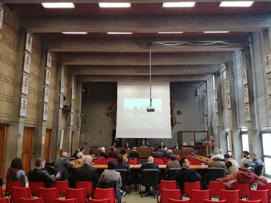 Veduta del pubblico partecipante al momento di confronto elettorale sui temi della mobilità sostenibile [Foto di Riccardo Palma].