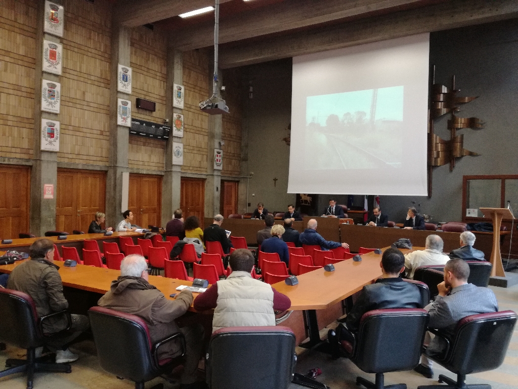 Veduta del pubblico partecipante al momento di confronto elettorale sui temi della mobilità sostenibile [Foto di Riccardo Palma].