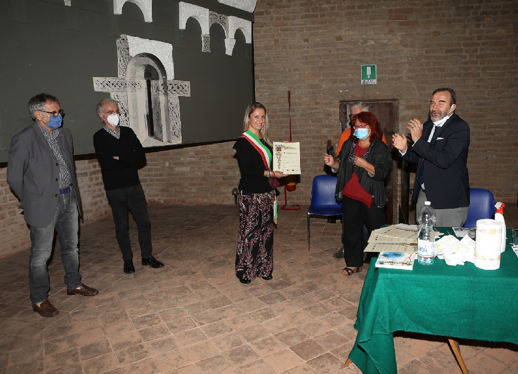 Consegna del Premio Alfiere del paesaggio astigiano 2020 all'Assessore Marinella Ferrero in rappresentanza del Comune di Piovà Massaia [Foto di Marco Ferrante].