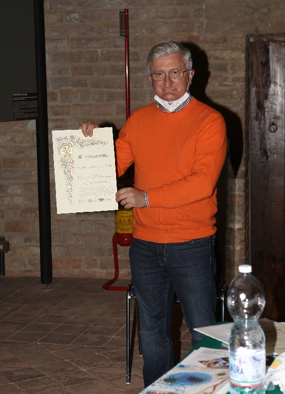 Consegna del Premio Alfiere del paesaggio astigiano 2020 a Angelo Porta di Legambiente Valtriversa [Foto di Marco Ferrante].
