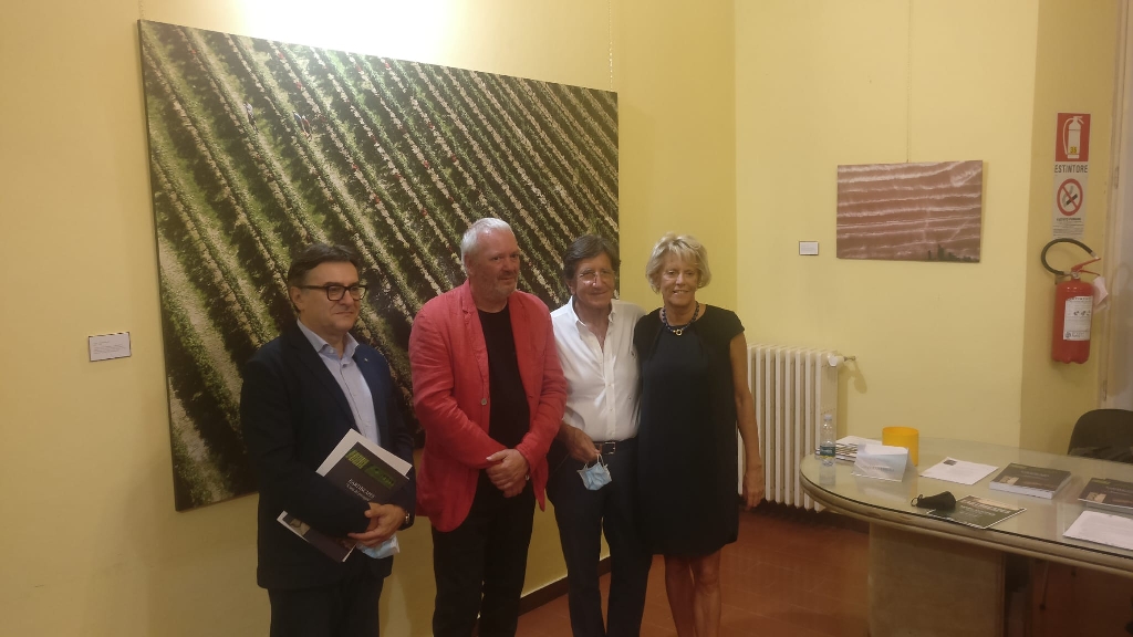 Foto ricordo dell inaugurazione della Mostra Earthscapes di Mark Cooper con la curatrice Marica Chiola.