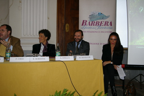 Tavolo dei relatori del Convegno "Nella Bellezza dei Vigneti, Il futuro delle Cantine astigiane"