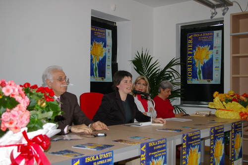 Convegno  "I fiori nella alimentazione: una opportunità per valorizzare il territorio astigiano",  Isola d Asti,  22 aprile 2007 - Moderatrice del Convegno: Dott.ssa Claudia Saracco de "La Nuova Provincia".