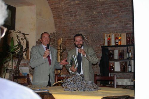 Seminario su "La storia delle palme in Italia: censimento e caratterizzazione - Un giardino speciale a Rocca di Arazzo" di Valentina Scariot (Dottore di ricerca - Facoltà di Agraria di Torino) e di Giuseppe Loretto (Appassionato coltivatore) -  Consegna di un omaggio da parte del Sindaco di Isola d Asti e del Presidente dell Osservatorio del paesaggio per il Monferrato e l Astigiano al Sig. Loretto.