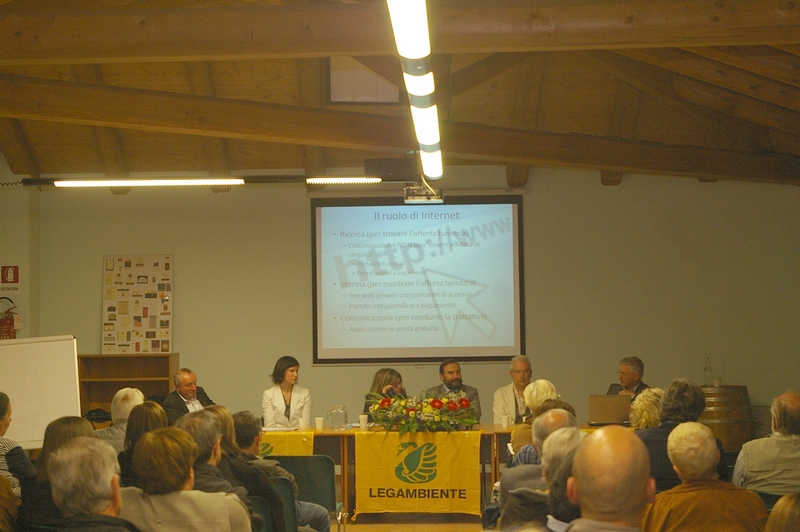 Veduta del Tavolo dei relatori al Convegno "Il turismo e l ospitalità  diffusa in Valtriversa. Sviluppo possibile ed esperienze reali per la salvaguardia del Paesaggio", presso la Sala comunale "Il forno", Villafranca d Asti, venerdì 18 maggio 2012 [Foto di Stefano Porta].