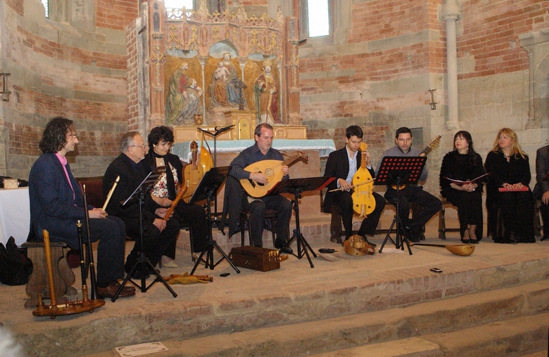 Concerto "Echo la primavera"- Musiche e canti medievali a cura del Gruppo di Musica Antica la Ghironda presso la Canonica di Santa Maria di Vezzolano (domenica 22 aprile 2012). Nella foto: "Le voci": Marzia GRASSO, Andrea MARELLO e Susanna ZANELLO; "I musici": Florio MICHIELON (ghironde e liuti), Massimiliano LIMONETTI (flauti dolci, ciaramella e pifferi), Walter MUSSANO (flauti dolci), Aba RUBOLINO (viella da braccio), Tommaso GHEDUZZI (viella da gamba), Maurizio PERISSINOTTO (liuto e citerna) e Luca ALCIATI (percussioni) e "La voce narrante": Tiziana MIROGLIO.