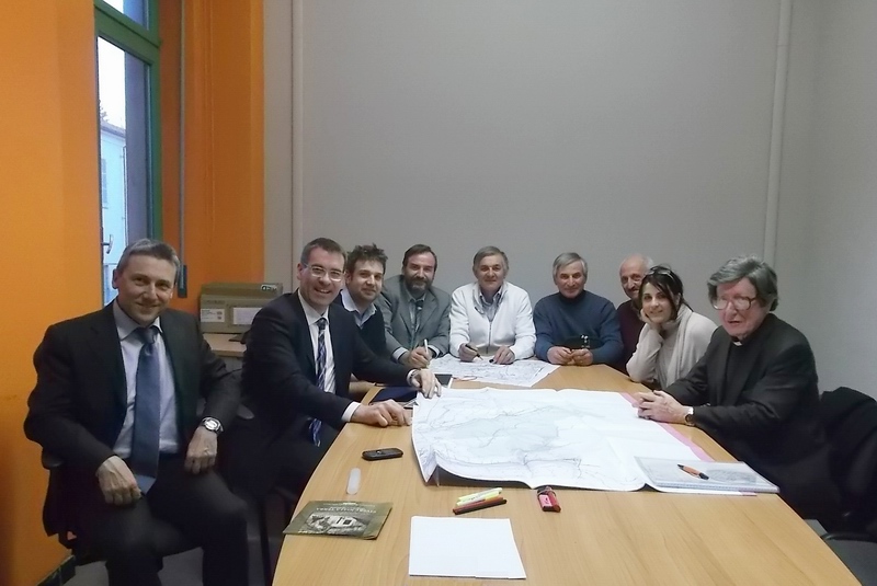 Foto dell incontro operativo, presso l Assessorato all Urbanistica del Comune di Asti, di valutazione della possibilità di avvio dell iter di riconoscimento del Notevole interesse pubblico del Paesaggio delle "Case Grotta" della Frazione Mombarone di Asti). Nella foto (da sx in senso orario: l ARCH. ANGELO DEMARCHIS (Dirigente del Settore Urbanistica del Comune di Asti), l AVV. DAVIDE ARRI (Vice Sindaco del Comune di Asti ed Assessore all Urbanistica), Dott. Davide Degioanni (Segretario del Ordine dei Dottori agronomi e Dottori forestali della Provincia di Asti), PROF. MARCO DEVECCHI (Presidente dell Osservatorio del Paesaggio per il Monferrato e l Astigiano), SIGG. MARIO FRANCO ed ADRIANO FRANCO (Comunità di Mombarone), SIG. ERCOLE CONTI (Referente dei Volontari del Territorio della Circoscrizione di Sessant - Serravalle - Mombarone), ARCH. FRANCESCA CAVAGNINO (Associazione CulturalMente Asti) e DON VITTORIO CROCE (Presidente dell Associazione Quattro Passi a Nord Ovest) [Foto di BARBARA BALSAMO].