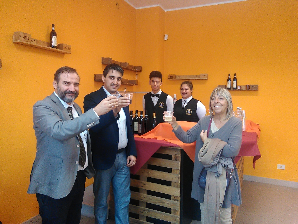 Brindisi alle attività della scuola in campo enologico.