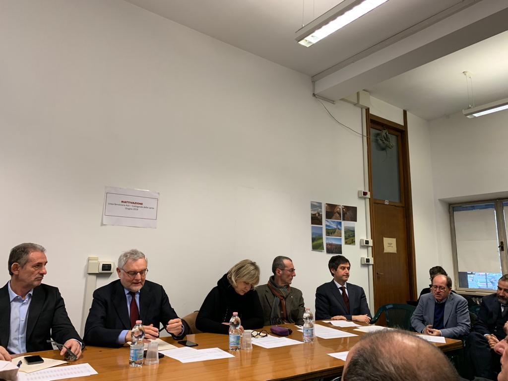 Riflessione dell Assessore ai trasporti della Regione Piemonte, Dott. Francesco Balocco. Al Tavolo dei relatori da (x): Dott. Gianfranco Comaschi (Presidente dell Associazione per il Patrimonio dei paesaggi vitivinicoli di Langhe-Roero e Monferrato), Assessore Francesco Balocco ai trasporti della Regione Piemonte, Dott.ssa Rosanna Martini (Assessore ai Trasporti Comune di Alba), Dott. Renato Berzano (Assessore ai trasporti e all Ambiente per la Città di Asti), Arch. Giovanni Currado (Presidente del Tavolo tecnico per la mobilità sostenibile) e CESARE PAONESSA (Direttore Agenzia regionale per la mobilità) [Foto di Riccardo Palma].