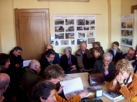 Partecipanti all'Assemblea generale dell'Osservatorio del paesaggio: (in senso orario dal basso): Ernesto Doglio Cotto, Lorenza Zambon, Dario Lombardo, Aldo Capra, Marco Bianchi, Claudio Aquilini, Vittorio Fiore, Paola Salerno, Francesco Garetto, Marisa Panata, Mariangela Migliardi, Marcella Poncini, Pino Aliardi e Agnese Argenta.