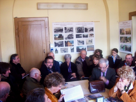 Partecipanti all'Assemblea generale dell'Osservatorio del paesaggio all'interno della nuova sede operativa dell'Osservatorio del paesaggio (ex-stazione ferroviaria di Chiusano d'Asti).
