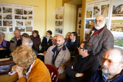 Partecipanti all'Assemblea generale dell'Osservatorio del paesaggio: (in senso orario dal basso): Agnese Argenta, Paola Salerno, Francesco Garetto, Marisa Panata, Marcella Poncini, Pino Aliardi, Silvio Carlevaro, Francesco Gai, Stefano Assone, Leonardo Tesiore (in piedi), Marco Maccagno e Guido Bonino.