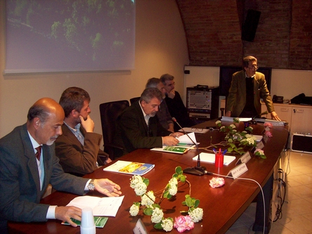 Veduta del Tavolo dei relatori del Convegno "Il Patrimonio boschivo dell Astigiano: quale futuro?" (da sx Prof. Giovanni Bovio, Dott. Franco Gottero, Dott. Franco Licini, Prof. Gian Paolo Mondino, Dott. Franco Correggia e Dott. Ernesto Doglio Cotto)