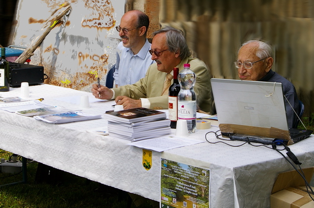 Tavolo dei relatori del Convegno "La riqualificazione dei corsi d`acqua del comprensorio Triversa-Traversola-Borbore. Aspetti storico-culturali, educativi e paesaggistico-ambientali", (sx) Prof. Alessandro Cortese - Presidente dell`Ente Tutela pesca - Bacino Tanaro, (cetro) Prof. Renato Bordone Vice Presidente dell`Osservatorio del Paesaggio per il Monferrato e l`Astigiano, (dx) Mons. Guglielmo Visconti - Diocesi di Asti.