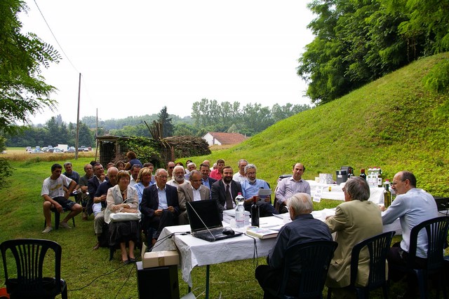 Pubblico presente al Convegno "La riqualificazione dei corsi d`acqua del comprensorio Triversa-Traversola-Borbore. Aspetti storico-culturali, educativi e paesaggistico-ambientali" tenutosi a Villafranca d`Asti sabato 12 luglio 2008 presso il Mulino di Traversola.