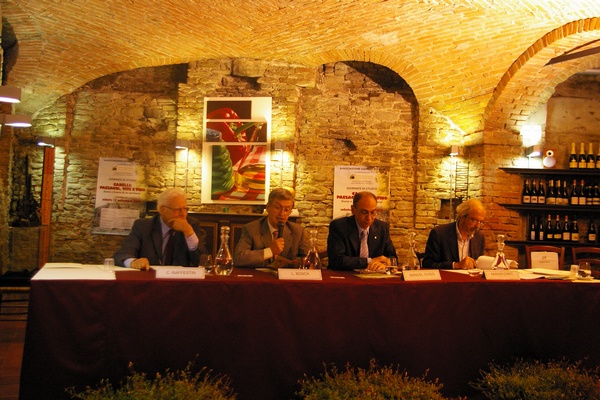   Tavolo dei relatori della seconda sessione del Convegno su"La Teoria del paesaggio", presieduta dal Dott. Luigiterzo Bosca.