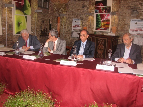 Tavolo dei relatori della seconda sessione del Convegno su"La Teoria del paesaggio". Da sx a dx Prof. Claude Raffestin, Dott. Luigiterzo Bosca, Arch. Manuel Guido e Prof. Sergio Conti).