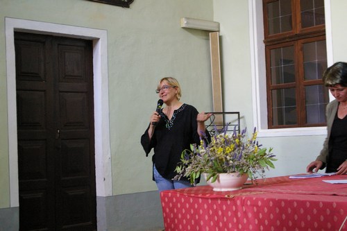 Saluto dell'Insegnante Giovanna Cravanzola, promotrice delle iniziative artistiche con i bambini di Cisterna d'Asti, insieme alle colleghe della scuola.