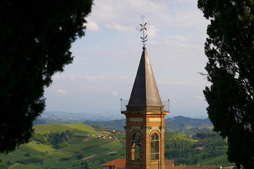 Veduta dello straordinario paesaggio collinare astigiano dalle terrazze del Castello di Cisterna d'Asti