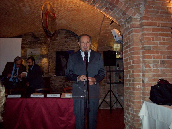 Apertura dei lavori del Convegno "Soluzioni innovative per il paesaggio viticolo astigiano: la prospettiva dell`UNESCO" da parte del Presidente dell`Associazione Canelli Domani, il Dott. Lorenzo Vallarino Gancia.