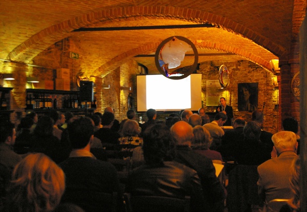 Pubblico presente in sala al Convegno "Soluzioni innovative per il paesaggio viticolo astigiano: la prospettiva dell`UNESCO" (Canelli, Enoteca regionale, 8 novembre 2008) (Foto Chiara Martini).