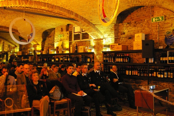 Pubblico presente in sala al Convegno "Soluzioni innovative per il paesaggio viticolo astigiano: la prospettiva dell`UNESCO" (Canelli, Enoteca regionale, 8 novembre 2008) (Foto Chiara Martini).