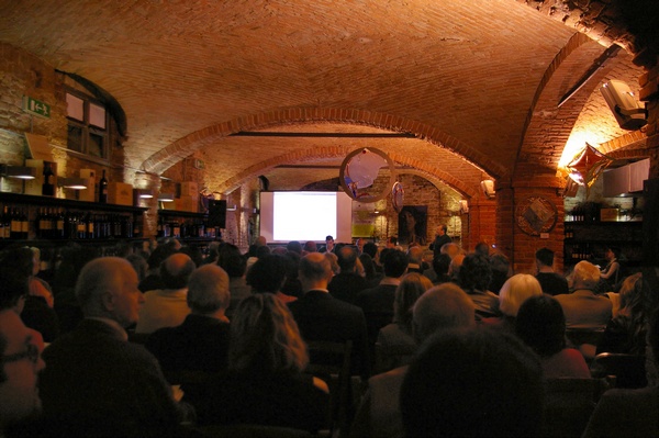 Pubblico presente in sala al Convegno "Soluzioni innovative per il paesaggio viticolo astigiano: la prospettiva dell`UNESCO" (Canelli, Enoteca regionale, 8 novembre 2008) (Foto Chiara Martini).