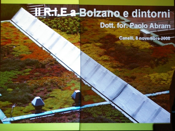 Relazione del Dott. Paolo Abram, Membro della Federazione Europea delle Associazioni per il verde pensile, su "L`Indice R.I.E. Riduzione dell`impatto edilizio a Bolzano: una procedura per l`edilizia sostenibile e la desigillazione del suolo. I risultati concreti in quattro anni di applicazione" (Foto Chiara Martini).