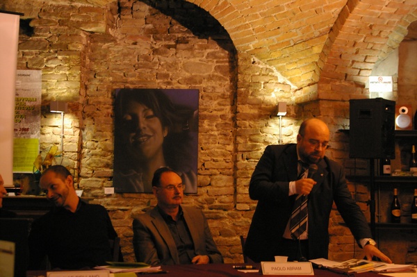 Intervento del Dott. Massimo Carcione, Docente di Organizzazioni e politiche del Turismo dell`Università del Piemonte Orientale, alla Tavola rotonda cura della Commissione cultura dell'Ordine Architetti, pianificatori, paesaggisti e conservatori della Provincia di Asti: (da sx verso dx, Arch. Fabrizio Gagliardi [Moderatore] e Dott. Paolo Abram) (Foto Chiara Martini).