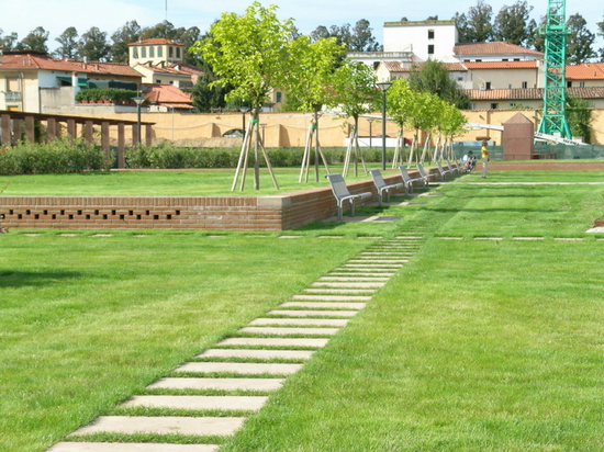 Copertura parcheggio a Lucca, progetto architettonico e del verde: Arch. Gianfranco Franchi, fonte: Arch. Gianfranco Franchi