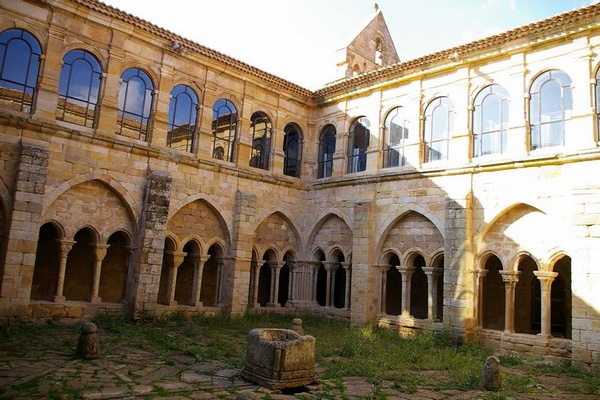  Veduta del Monastero di Santa Maria La Real ad Aguilar de Campoo in Spagna. 