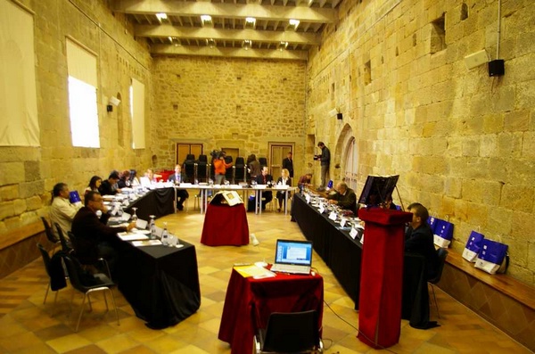   Veduta d'insieme dei partecipanti all'assemblea generale di Transromanica, presso il Monastero di Santa Maria La Real ad Aguilar de Campoo.