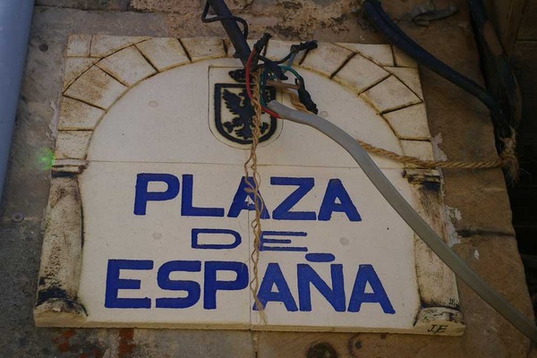 Veduta della targa della Plaza de Espana ad Aguilar de Campoo in Spagna.