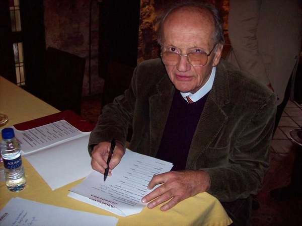   Firma del documento di accettazione della richiesta di inserimento della Canonica di Vezzolano nell'ambito del progetto Transromanica da parte di Francesco Garetto dell'Osservatorio del Paesaggio per il Monferrato e l'Astigiano.