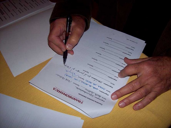   Firma del documento di accettazione della richiesta di inserimento della Canonica di Vezzolano nell'ambito del progetto Transromanica da parte di Francesco Garetto dell'Osservatorio del Paesaggio per il Monferrato e l'Astigiano.