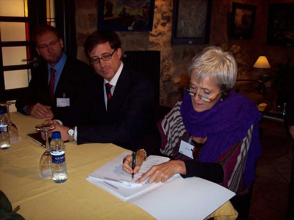 Firma del documento di accettazione della richiesta di inserimento della Canonica di Vezzolano nell'ambito del progetto Transromanica da parte di Paola Salerno della Soprintendenza per i Beni architettonici e il paesaggio del Piemonte