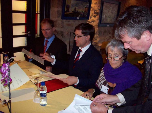 Firma del documento di accettazione della richiesta di inserimento della Canonica di Vezzolano nell'ambito del progetto Transromanica da parte di Paola Salerno della Soprintendenza per i Beni architettonici e il paesaggio del Piemonte