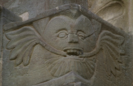 Elemento decorativo presente sulla facciata di Santa Maria di Vezzolano