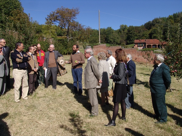  Visita guidata al Frutteto della Canonica di Vezzolano da parte del Dott. Giovanni Battista Filipello (Foto Pippo Sacco).